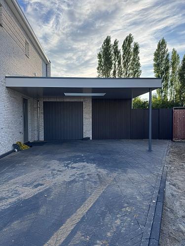 Aluminium overkapping in een tuin