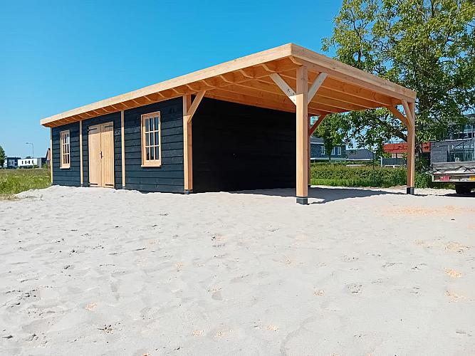 Aluminium overkapping in een tuin