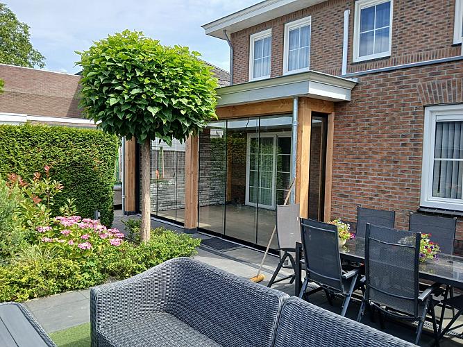 Aluminium overkapping in een tuin