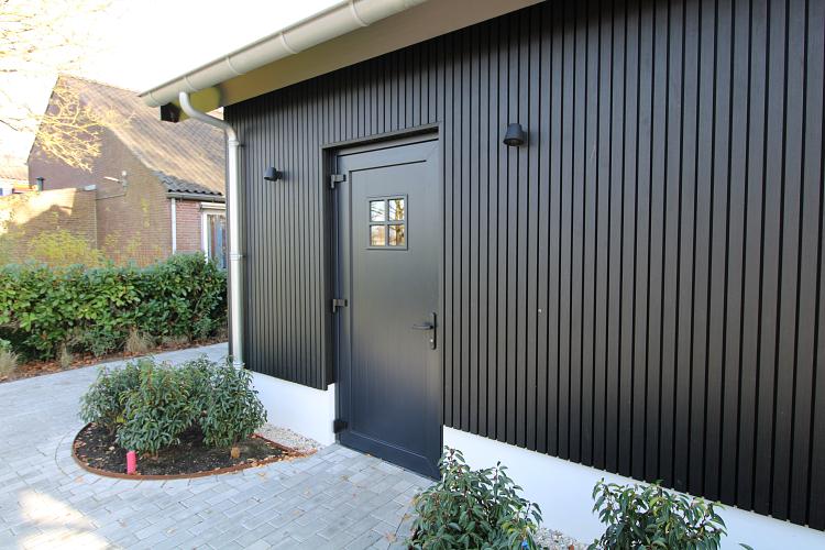 Aluminium overkapping in een tuin