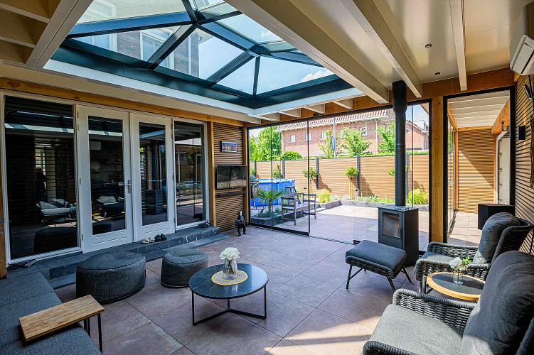 Aluminium overkapping in een tuin