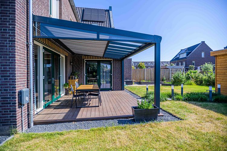 Aluminium overkapping in een tuin