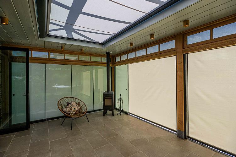 Aluminium overkapping in een tuin