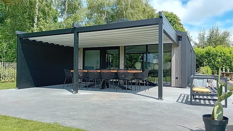 Aluminium overkapping in een tuin
