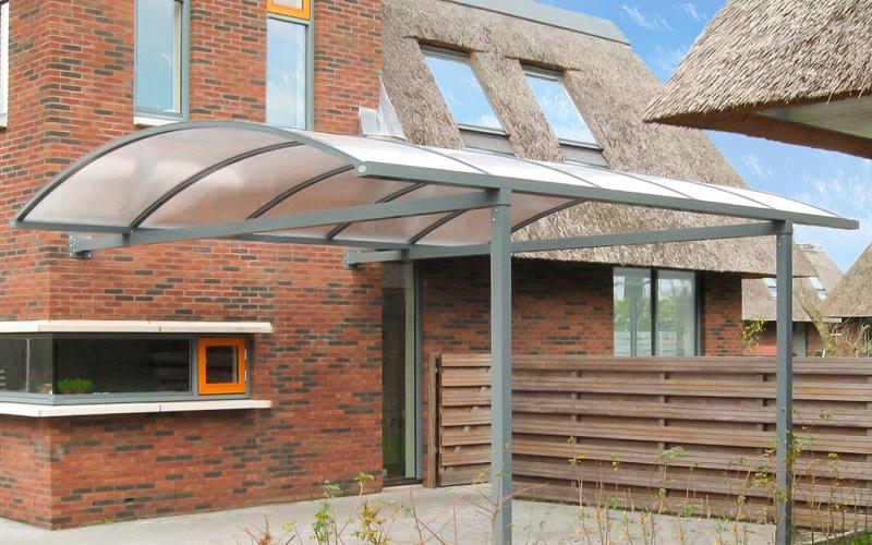aluminium boog carport cp10 muuraanbouw tegen woning zijaanzicht