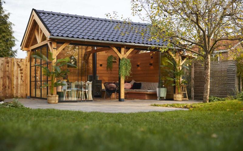 Aluminium overkapping in een tuin