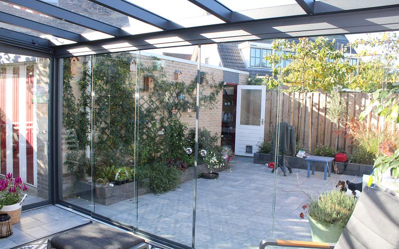 Aluminium overkapping in een tuin