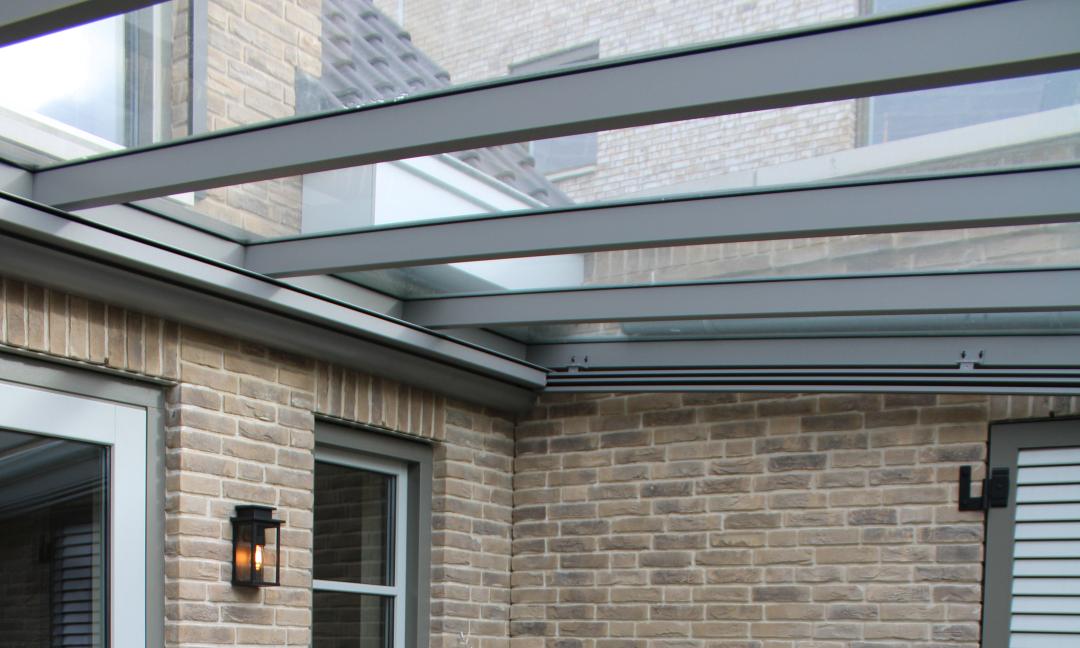 Aluminium tuinkamer met glazen dak van 8 mm veiligheidsglas