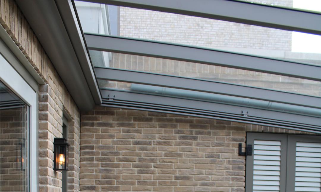 Aluminium tuinkamer met glazen dak en zonwering