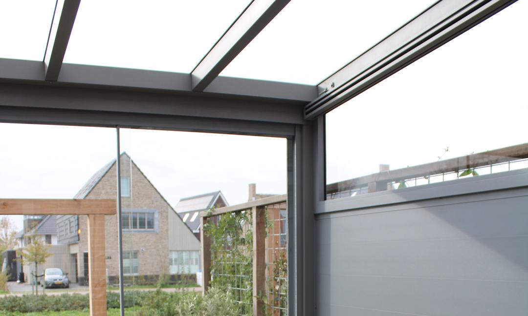 aluminium tuinkamer met aluminium zijwand met glazen spie