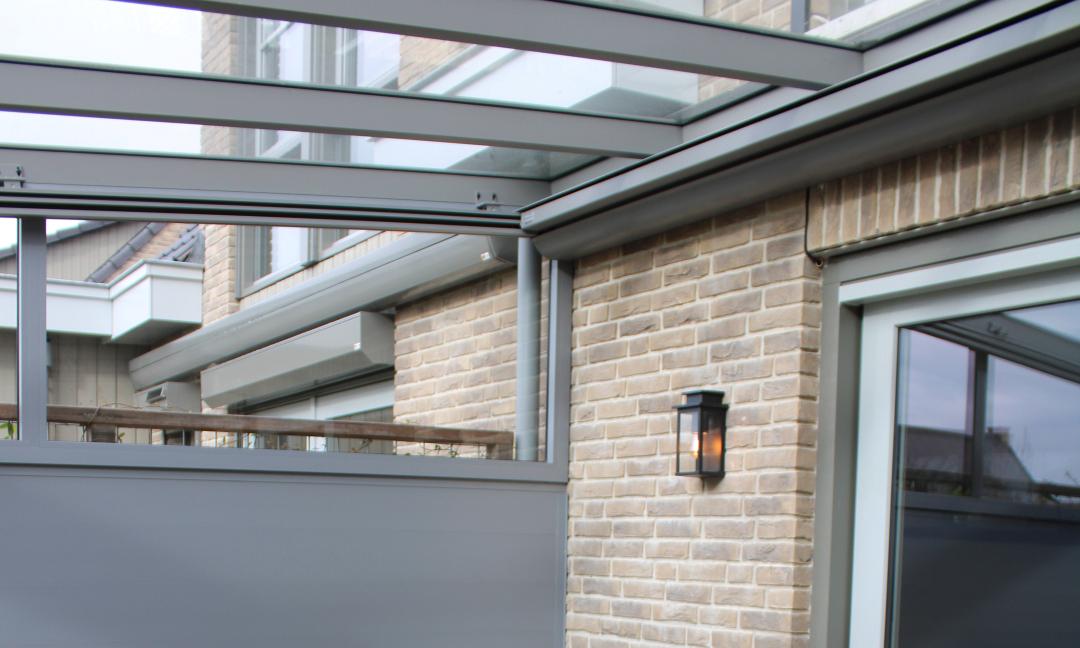 Aluminium tuinkamer met glazen dak, aluminium zijwand en glazen spie